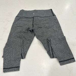 Lululemon Black and White Wonder high rise under 28” length, Size 8